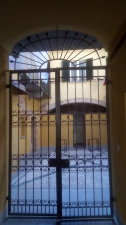 Cancelletto in ferro con raggiera nella parte superiore